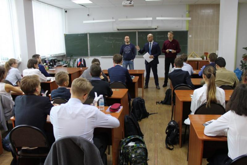 Челябинские активисты ОНФ в День Конституции РФ провели открытые уроки в учебных заведениях