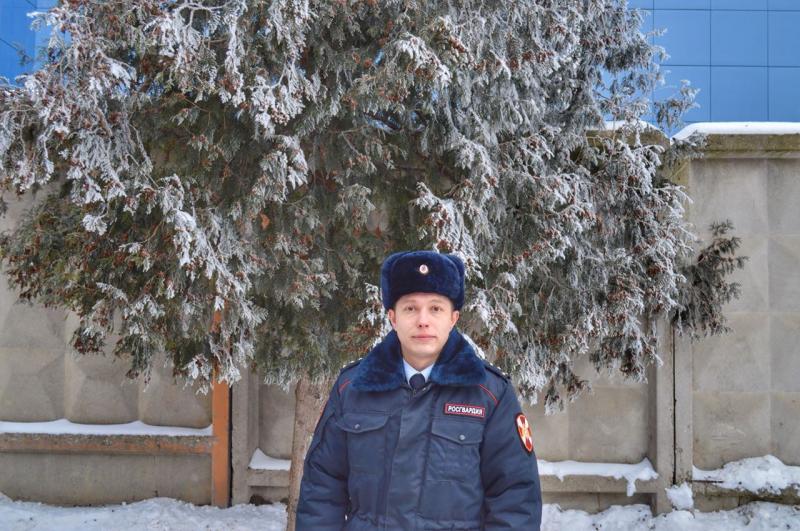 В Орехово-Зуево сотрудник Росгвардии спас людей из горящего дома