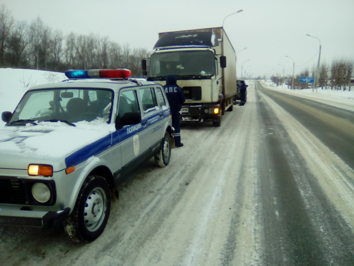 В Смоленской области  задержали  два грузовика с яблоками без документов. Водитель одного из них устроил гонки