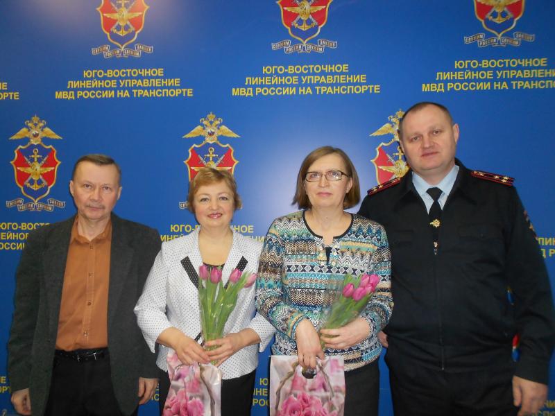 В преддверии празднования Международного женского дня сотрудники транспортной полиции поздравили ветеранов