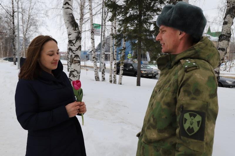 Военнослужащие и сотрудники югорского управления Росгвардии поздравили женщин с 8 марта