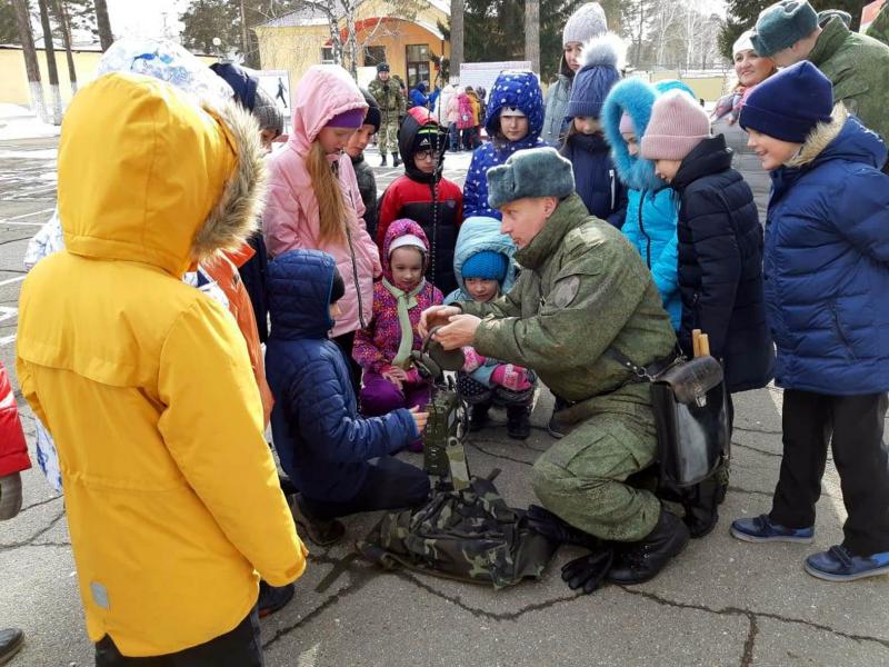 В Ангарске, в преддверии Дня Росгвардии, военнослужащие провели для школьников «День открытых дверей»