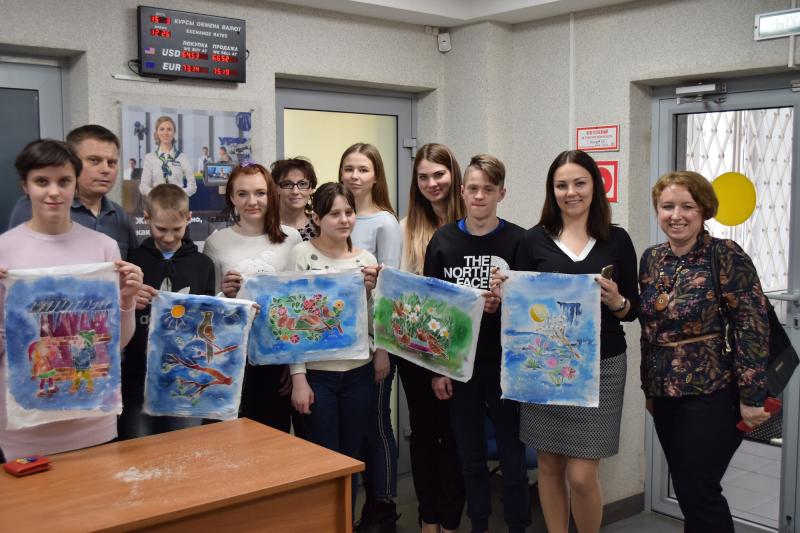 Банк УРАЛСИБ в Смоленске организовал выставку творческих работ воспитанников Ярцевской общеобразовательной школы-интерната