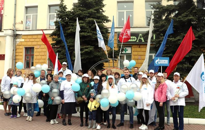 Филиал «Брянскэнергосбыт» под новыми флагами прошел в колонне Парада Поколений