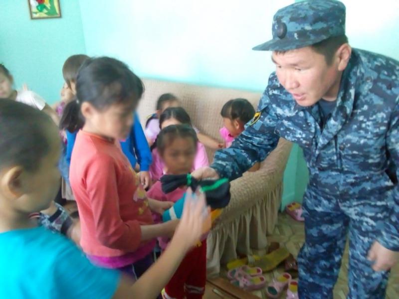Сотрудники ИК-4 подарили подарки малышам, находящимся в трудном социальном положении.