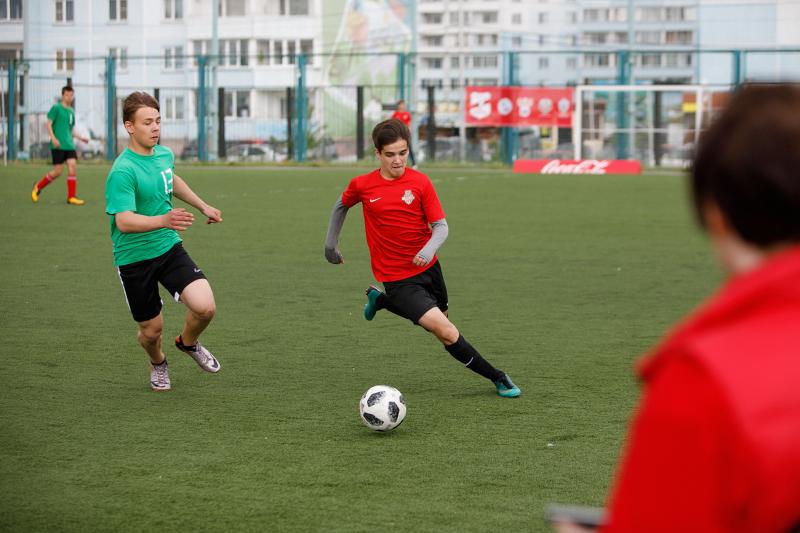 Подростки с особенностями развития сыграли в футбол с представителями мэрии Новосибирска