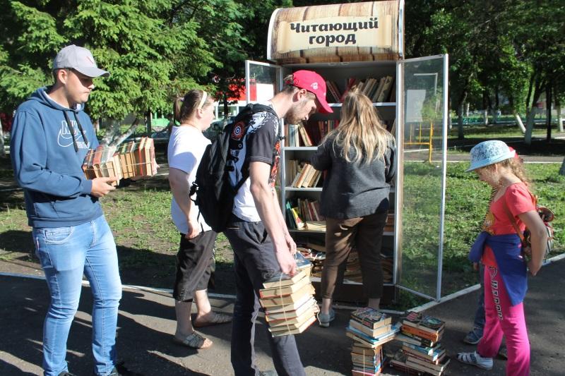 «Молодёжка ОНФ» в Мордовии пополнила фонды уличных библиотек Саранска