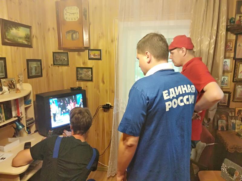 Королёвские партийцы принимают от пенсионеров заявки по настройке цифрового телевидения