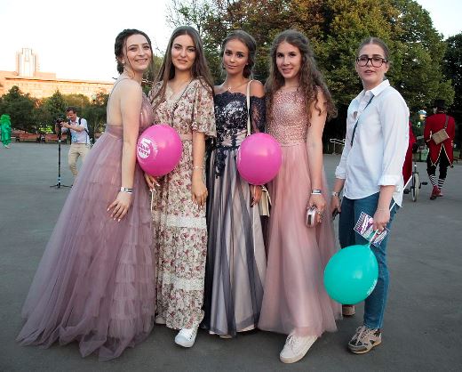 Столичные власти организовали для тысяч школьников уникальный выпускной в Парке Горького