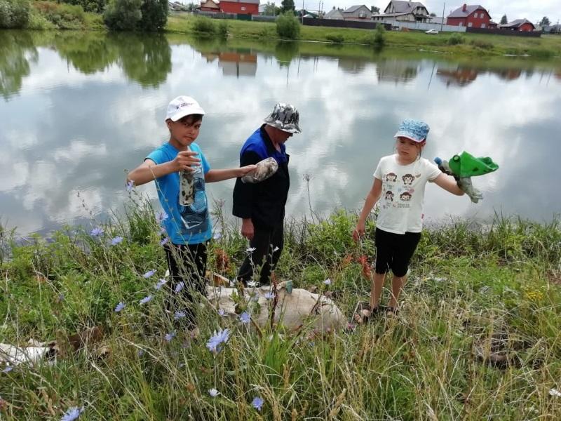 Семья активистки ОНФ в Мордовии убрала от мусора берег водоема в окрестностях Рузаевки