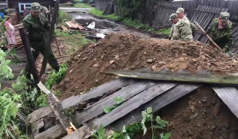 Росгвардейцы продолжают оказывать адресную помощь жителям Иркутской области, пострадавшим от наводнения
