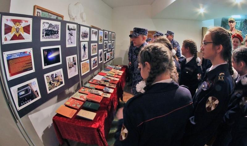 «Вместе против террора»: в Саранске кадеты и сотрудники Росгвардии побывали на тематической фотовыставке