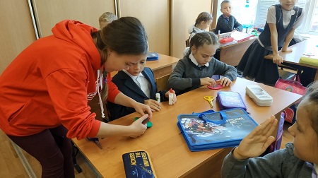 Активисты ОНФ в Амурской области провели с благовещенскими школьниками мастер-класс по изготовлению фликеров