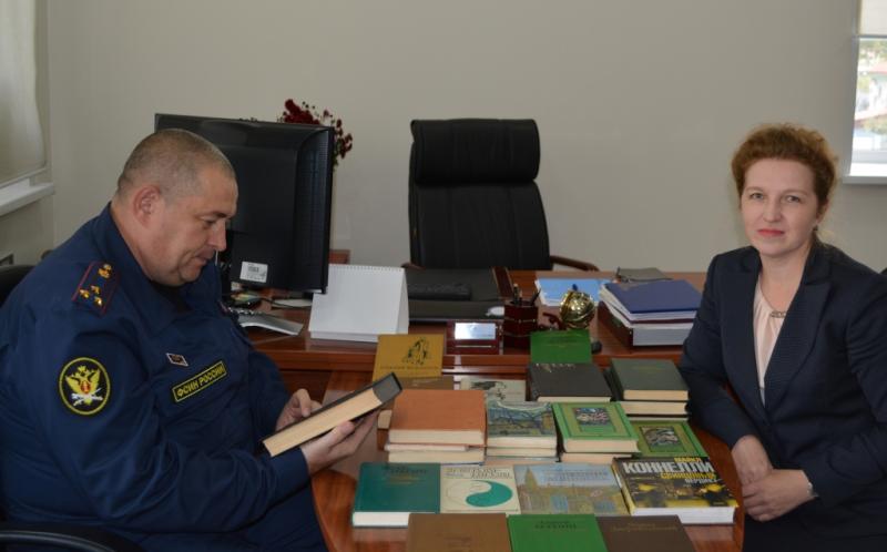 Библиотечные фонды пенитенциарных учреждений пополнил Коллектив Кызылского отделения Сбербанка.