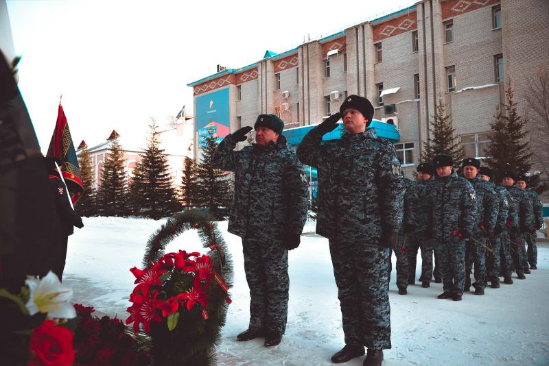 На Ямале росгвардейцы почтили память сотрудников полиции, погибших при исполнении служебного долга