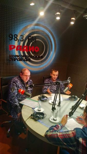 Сотрудники лицензионно-разрешительной службы Управления Росгвардии по Новосибирской области в эфире радиостанции рассказали о требованиях законодательства в сфере оборота оружия