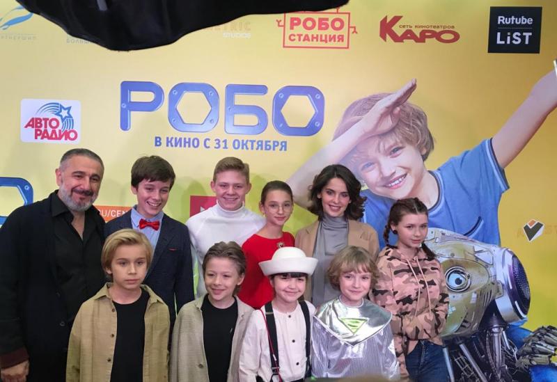Лиза Анохина поддержала друзей-актеров на премьере «Робо»