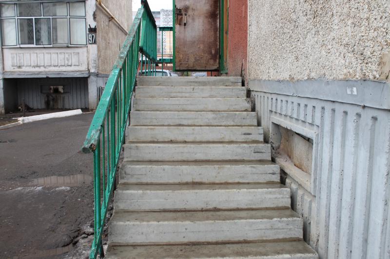 После критики ОНФ в Саранске отремонтировали разрушающуюся лестницу перед входом в здание паспортного стола