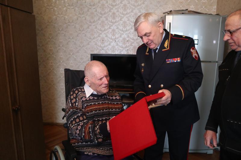 Начальник ГУ Росгвардии по Московской области поздравил участника Великой Отечественной войны с 95-летним юбилеем