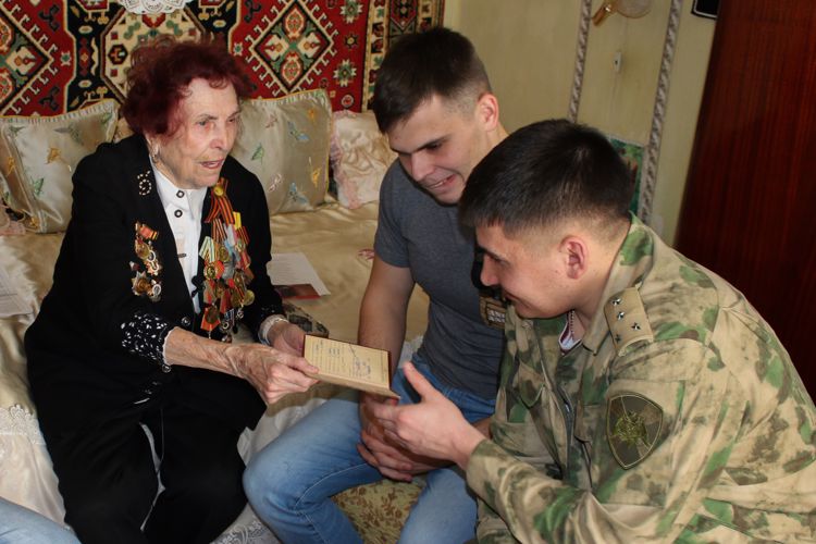 Ставропольские росгвардейцы поздравили ветерана Великой Отечественной войны с Международным женским днем