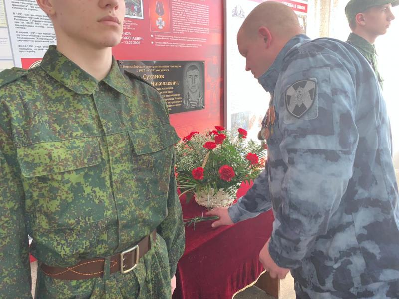 Сотрудники ОМОН Управления Росгвардии по Новосибирской области почтили память своих коллег, погибших при исполнении служебных обязанностей