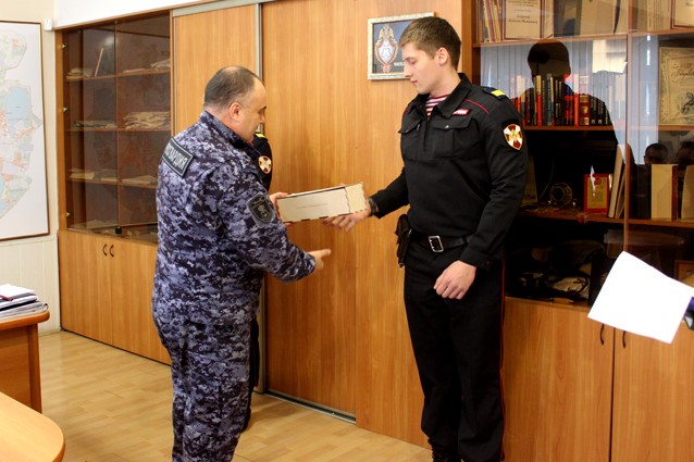 В управлении вневедомственной охраны Челябинска поощрили отличившихся сотрудников