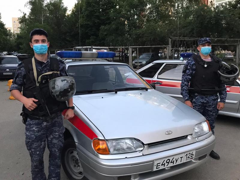 В Ставрополе сотрудники вневедомственной охраны Росгвардии задержали нападавшего с ножом
