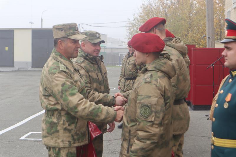 Командующий Уральским округом Росгвардии поздравил военнослужащих, ставших обладателями краповых беретов