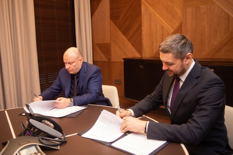 Президент «Норникеля» Владимир Потанин и губернатор Забайкальского края Александр Осипов подписали два соглашения о сотрудничестве.