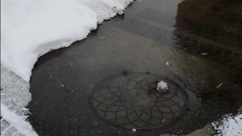 В Красногорском округе из нескольких канализационных люков бьют «горячие ключи»