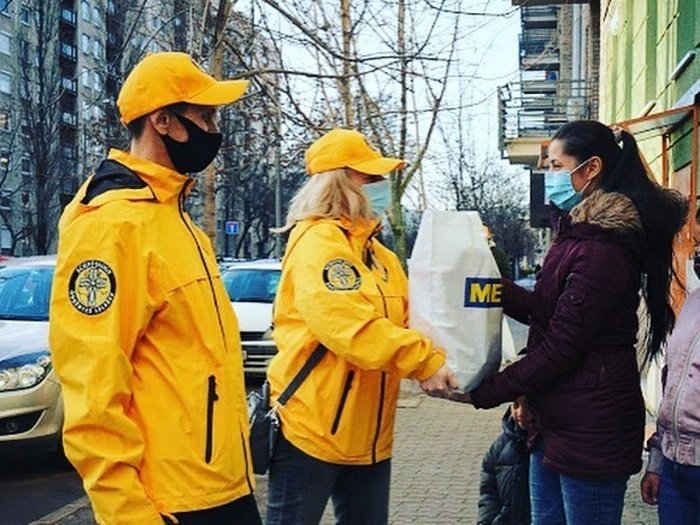 Волонтеры приносят еду и тепло нуждающимся (Венгрия)