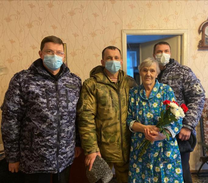 В День снятия блокады города Ленинграда росгвардейцы навестили ветеранов вневедомственной охраны