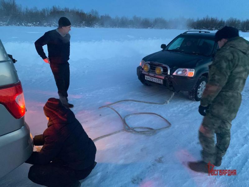 В Югре офицеры Росгвардии пришли на помощь водителю и пассажиру иномарки, сломавшейся на зимнике