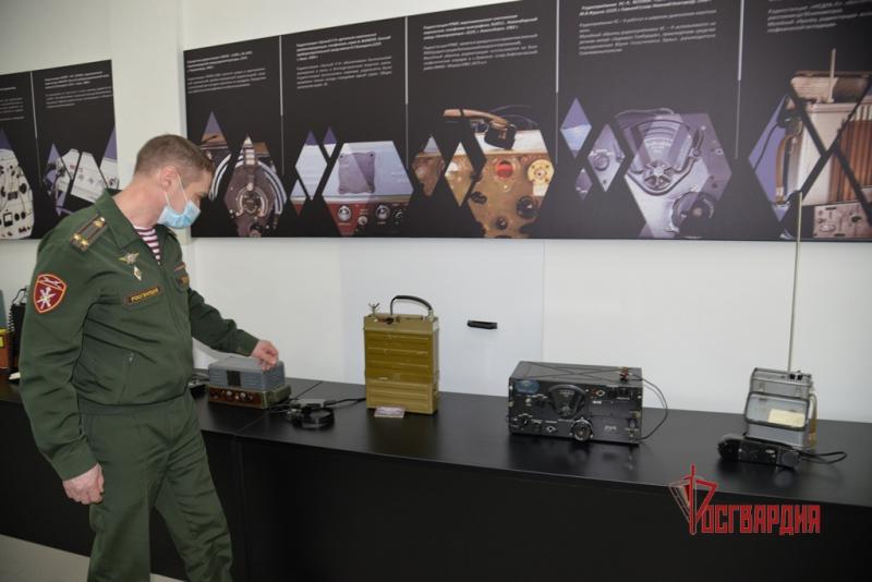 Офицеры Росгвардии поздравили работников Музея геологии, нефти и газа со Всемирным днем экскурсовода