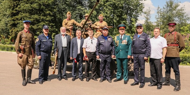 Московские спасатели и пожарные поздравляют
всех с 76-летием Победы