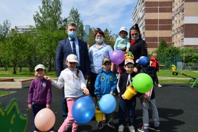 Сотрудники УВД по ЗелАО поздравили воспитанников семейного центра с Днем защиты детей