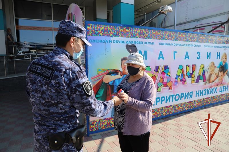 В Югре росгвардейцы поздравили жителей региона с Днем государственного флага России