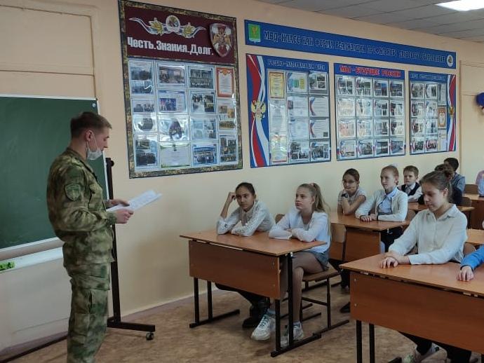 Офицеры Росгвардии провели Урок мужества для ангарских школьников, приуроченный к 80-летию битвы за Москву