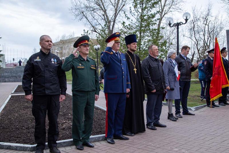 В преддверии Дня Победы сотрудники и ветераны Росгвардии высадили деревья в рамках акции «Аллея Славы» на Южном Урале