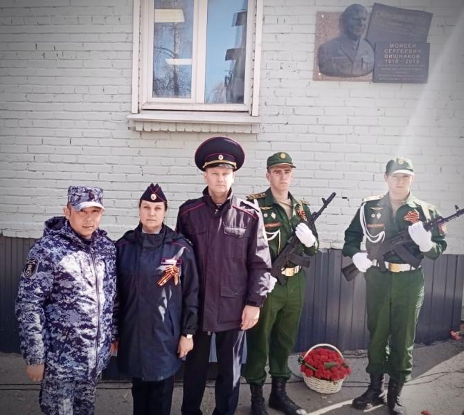 Росгвардейцы из Иркутска приняли участие в открытии мемориальной доски в честь кавалера ордена Красного Знамени полковника Моисея Вишнякова