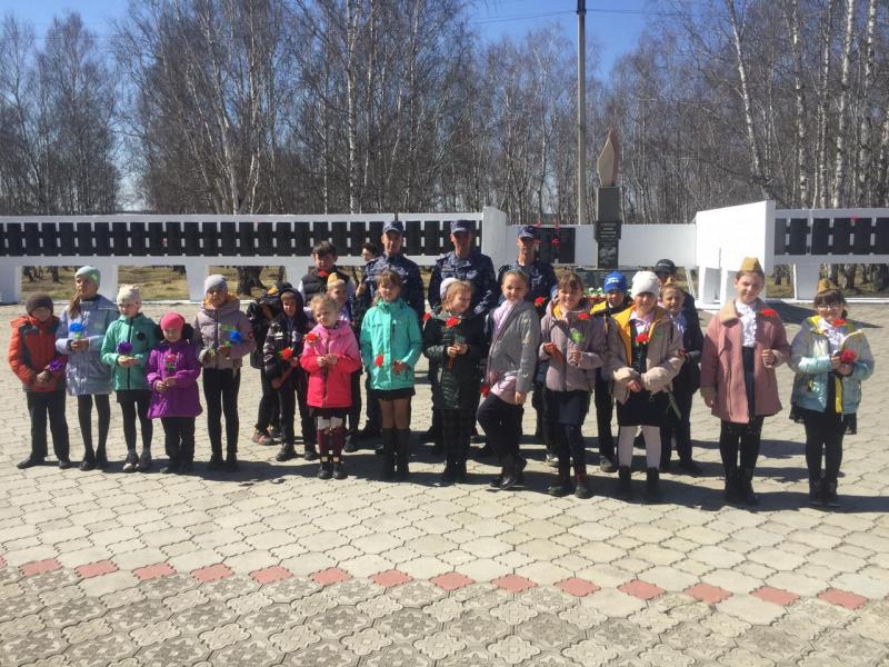 Офицеры Росгвардии в Тулуне провели для школьников патриотический мастер-класс «Красная гвоздика»