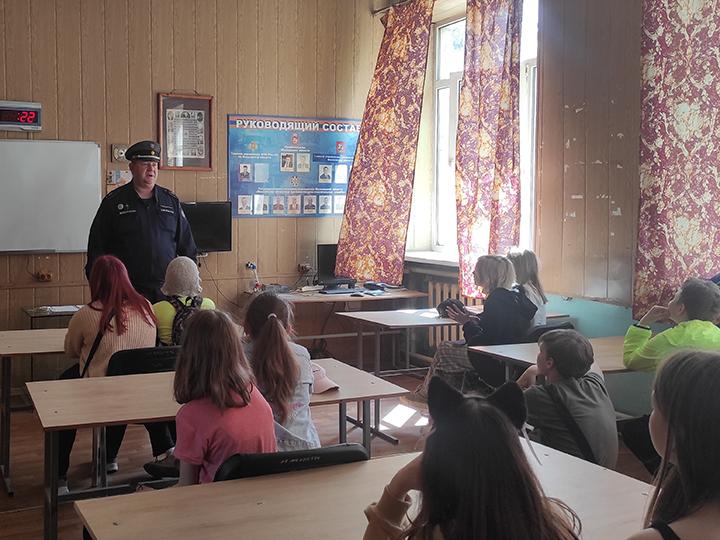 Огнеборцы ГКУ МО «Мособлпожспас» провели день открытых дверей для детей из летнего школьного лагеря