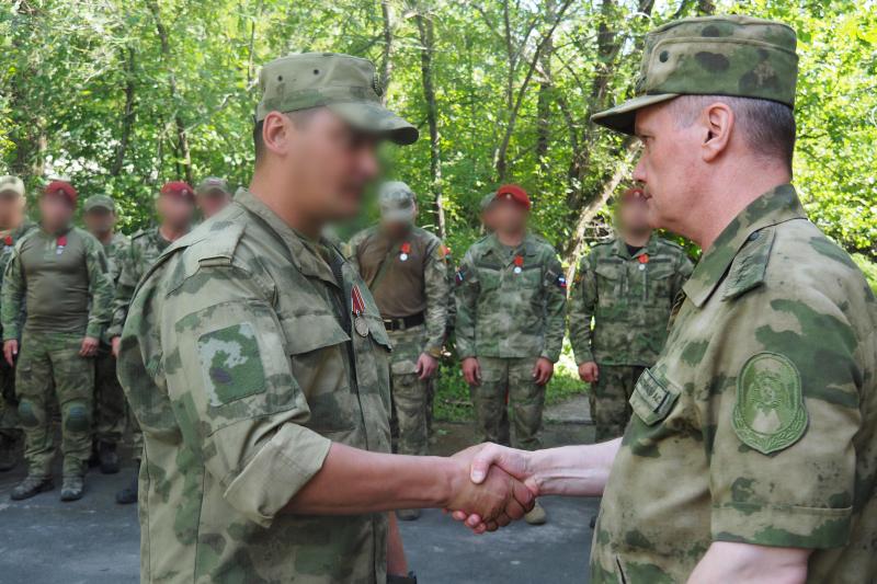 Генерал-полковник Алексей Беззубиков вручил награды росгвардейцыцам в Луганской народной республике