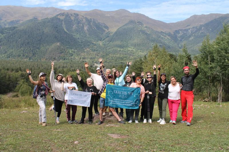 Работники Ставропольской психбольницы осваивают северную ходьбу в горах Кавказа