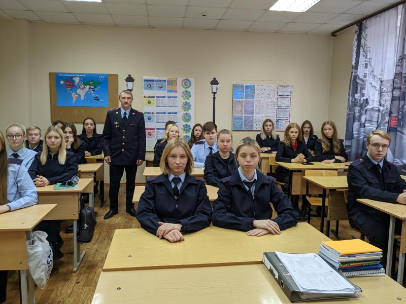 В Дмитровском институте непрерывного образования сотрудники Росгвардии провели «Урок мужества»