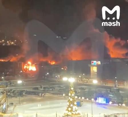На Ленинградском шоссе загорелся торговый центр «Мега Химки»