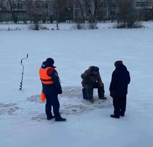 Московские спасатели напоминают об опасности выхода на тонкий лёд