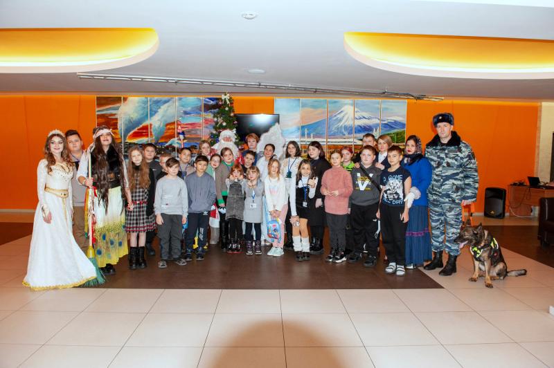 Новогоднее представление показали детям из ДНР столичные транспортные полицейские в рамках акции «Полицейский Дед Мороз»