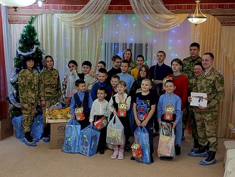 Дед Мороз специального назначения продолжает поздравлять детей на Южном Урале