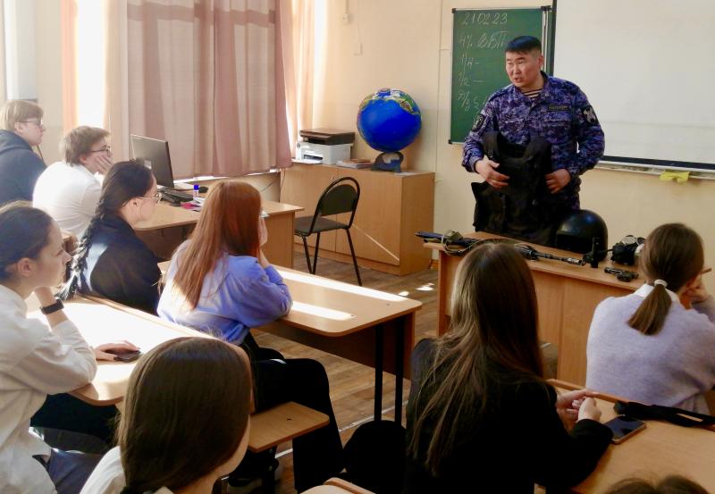 Ко Дню защитника Отечества росгвардейцы провели экскурсии и уроки мужества для школьников Иркутской области
